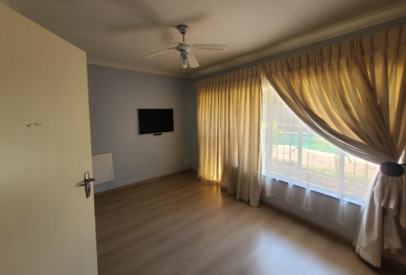 4 Bedroom Property for Sale in Mondeor Gauteng