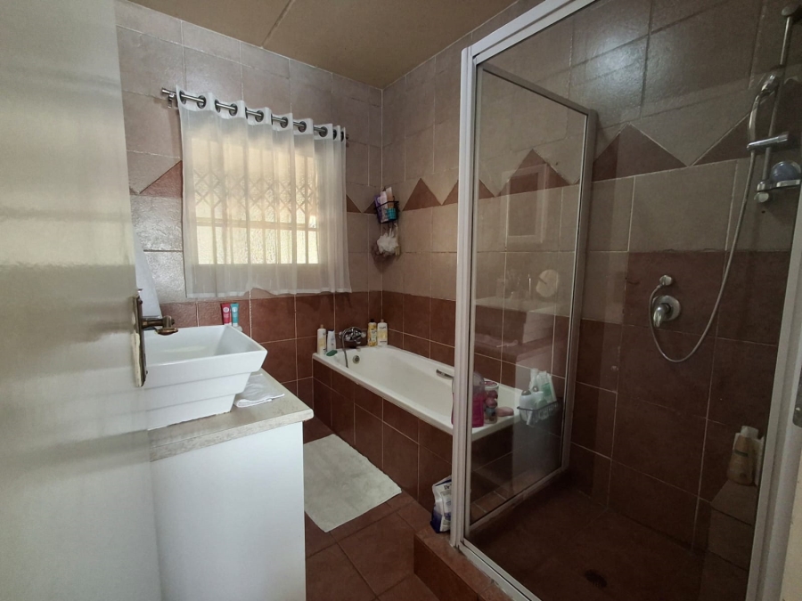 3 Bedroom Property for Sale in Sunnyrock Gauteng