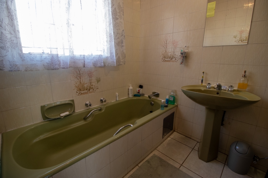 5 Bedroom Property for Sale in Zwartkop Gauteng