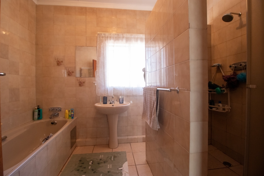 5 Bedroom Property for Sale in Zwartkop Gauteng