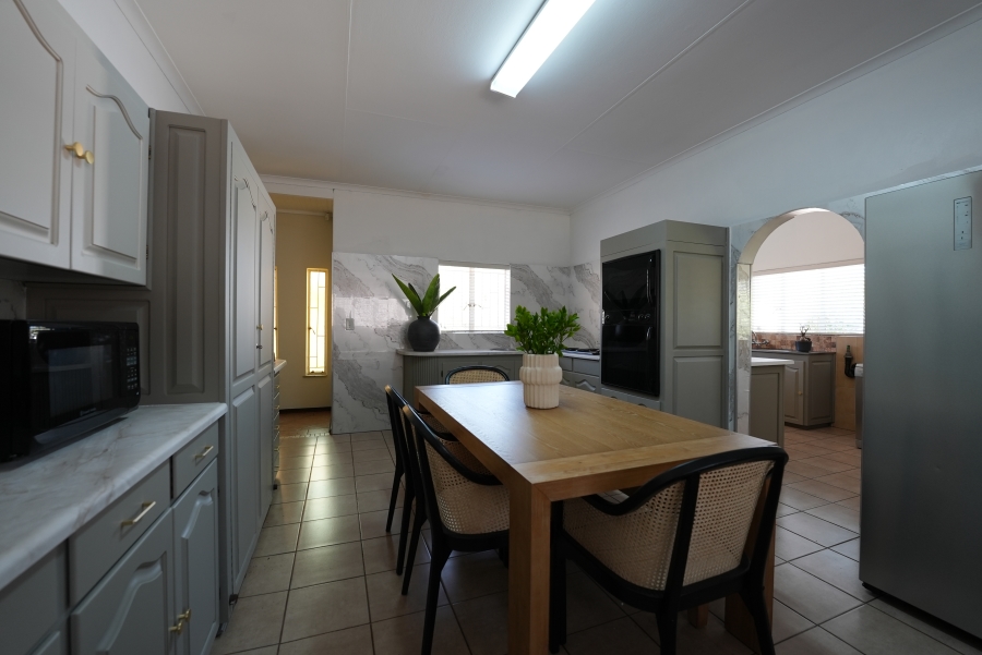 5 Bedroom Property for Sale in Zwartkop Gauteng