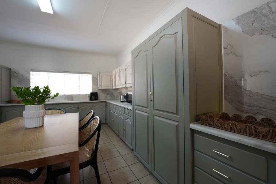 5 Bedroom Property for Sale in Zwartkop Gauteng