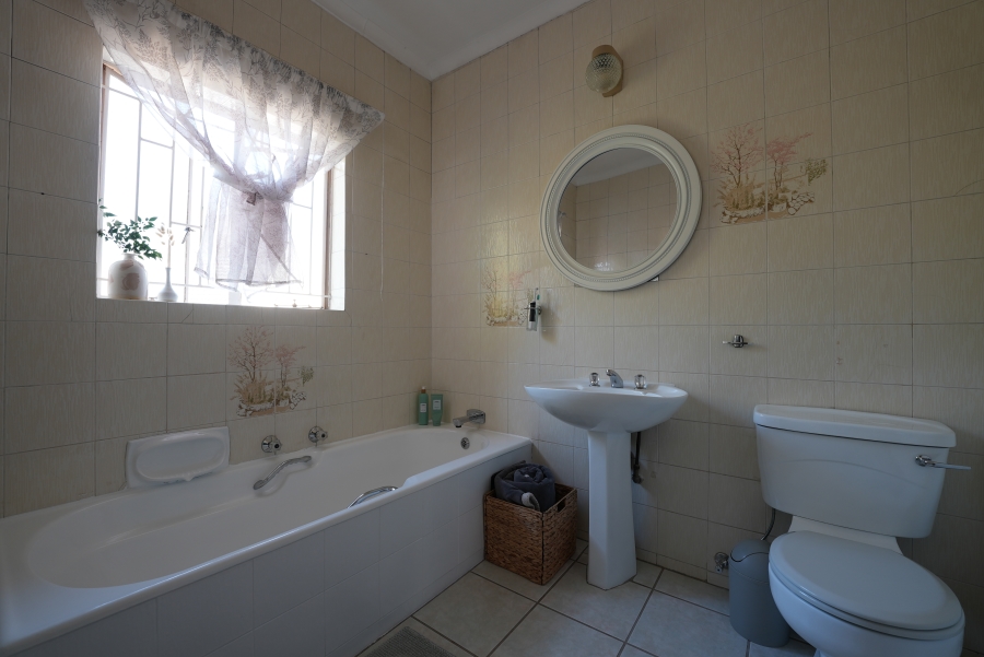 5 Bedroom Property for Sale in Zwartkop Gauteng