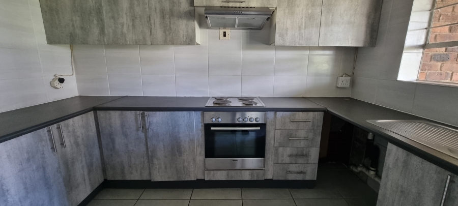 To Let 2 Bedroom Property for Rent in Essexwold Gauteng