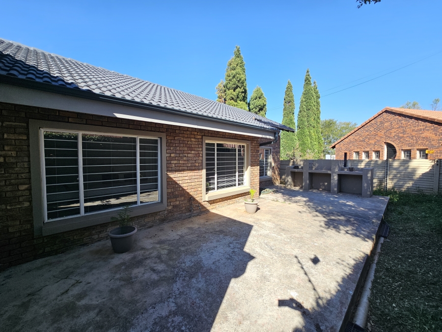 To Let commercial Property for Rent in Zwartkop Gauteng
