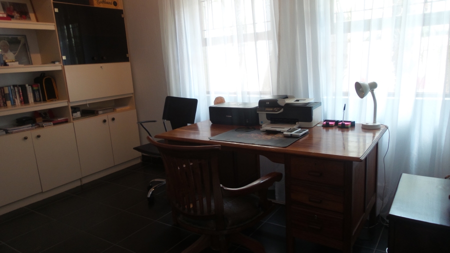 To Let 4 Bedroom Property for Rent in Waterkloof Gauteng