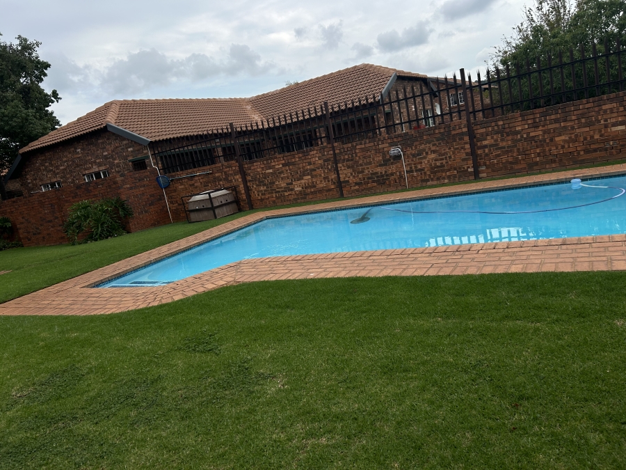 To Let 2 Bedroom Property for Rent in Weltevreden Park Gauteng