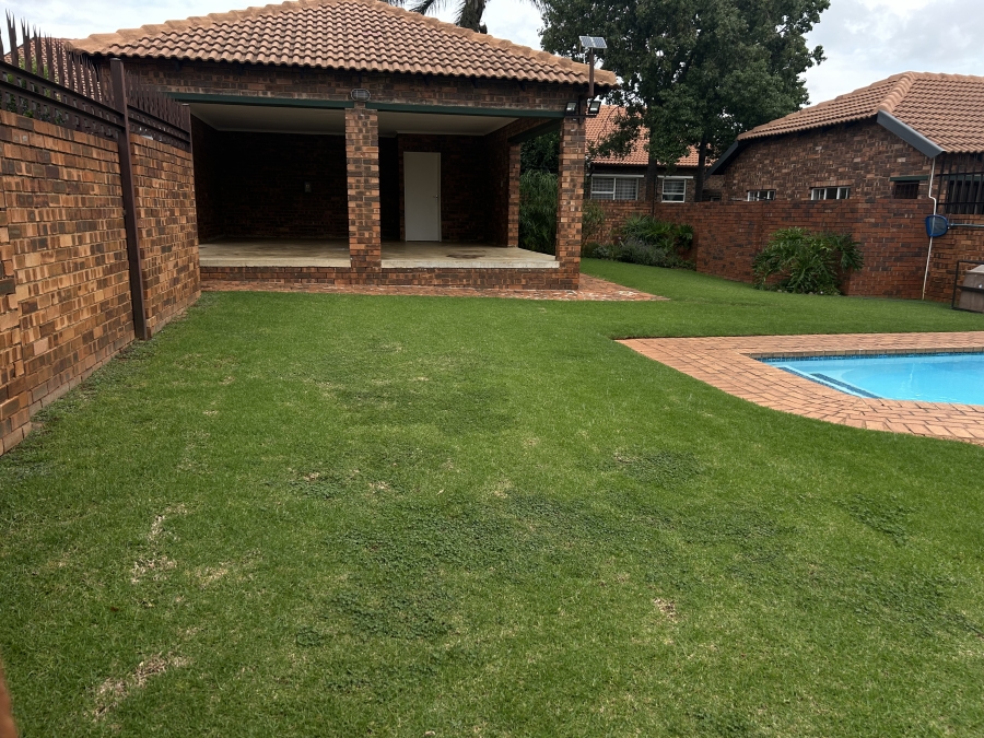To Let 2 Bedroom Property for Rent in Weltevreden Park Gauteng