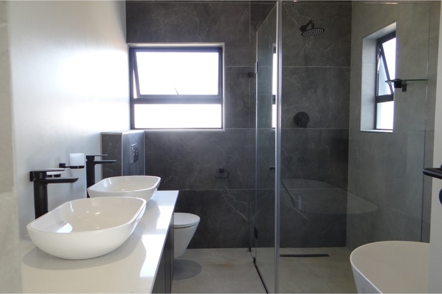 4 Bedroom Property for Sale in Clayville Gauteng