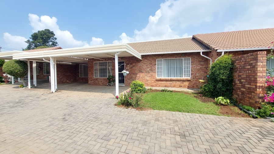 2 Bedroom Property for Sale in Die Hoewes Gauteng