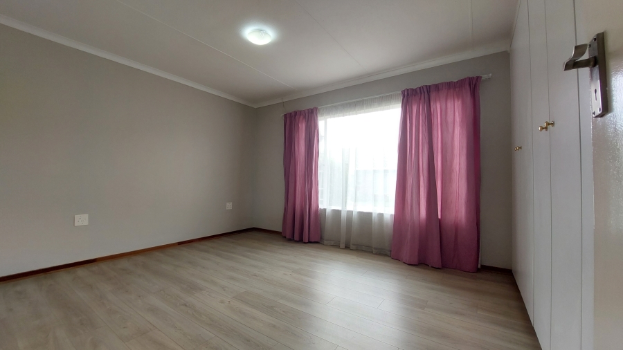 2 Bedroom Property for Sale in Die Hoewes Gauteng