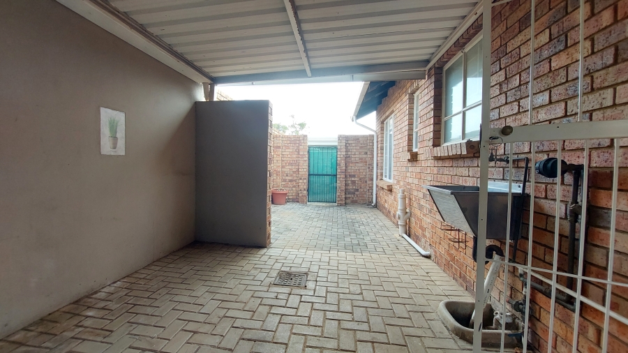 2 Bedroom Property for Sale in Die Hoewes Gauteng