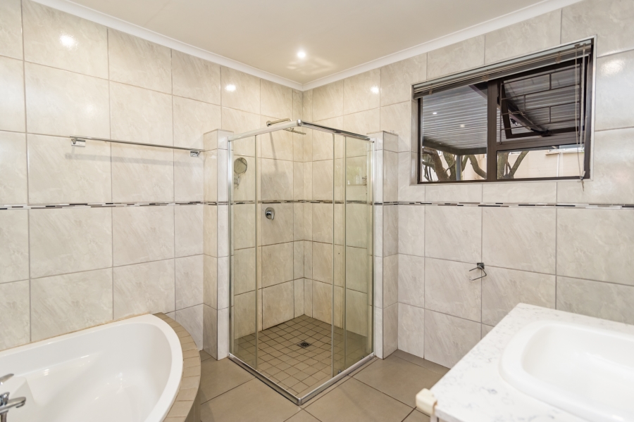 To Let 6 Bedroom Property for Rent in Horison Park Gauteng