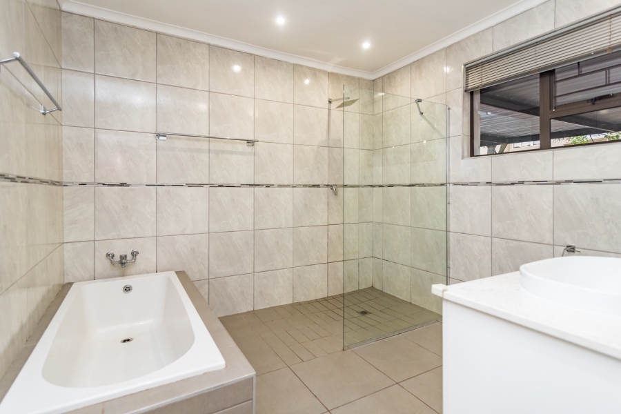 To Let 6 Bedroom Property for Rent in Horison Park Gauteng
