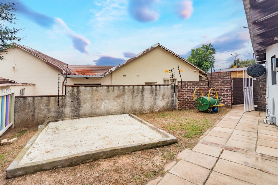 To Let 6 Bedroom Property for Rent in Horison Park Gauteng