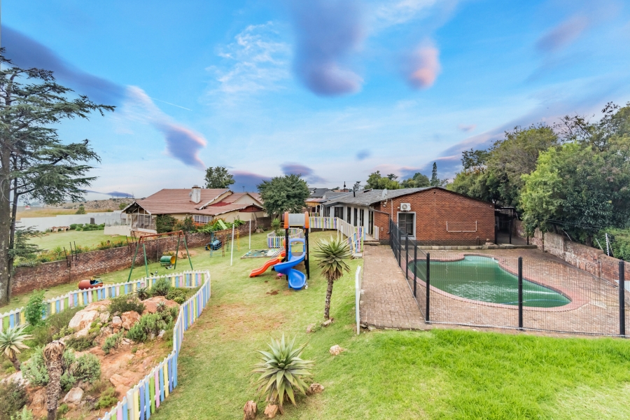 To Let 6 Bedroom Property for Rent in Horison Park Gauteng