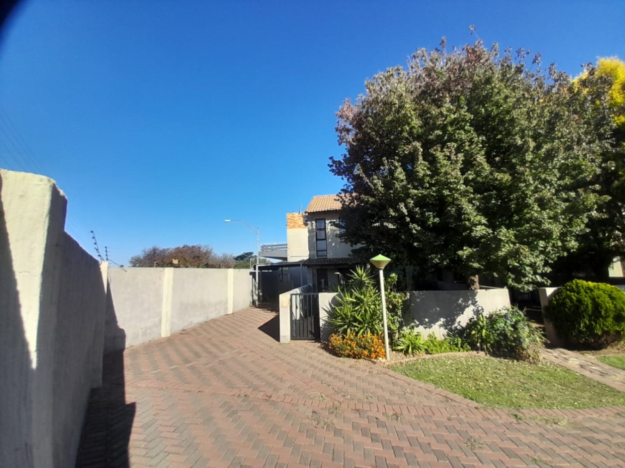 To Let 2 Bedroom Property for Rent in Three Rivers Gauteng