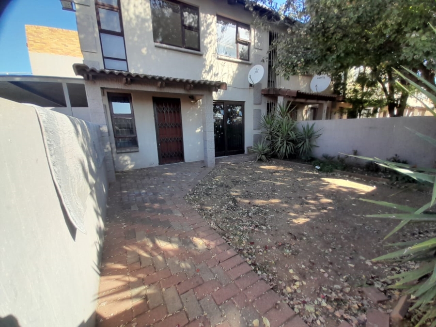 To Let 2 Bedroom Property for Rent in Three Rivers Gauteng