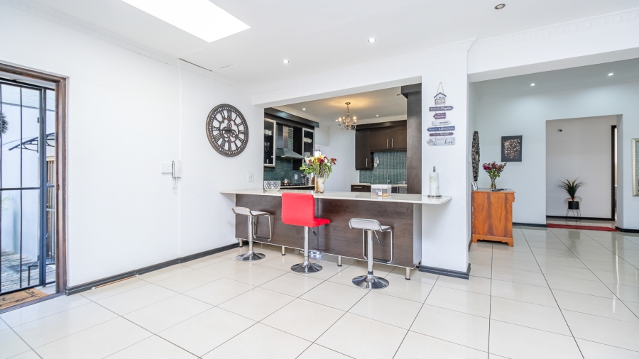 3 Bedroom Property for Sale in Fontainebleau Gauteng