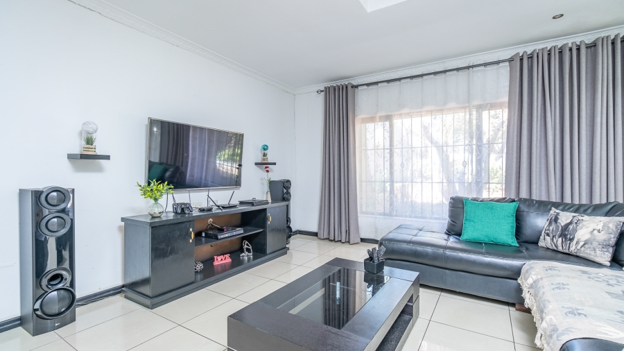 3 Bedroom Property for Sale in Fontainebleau Gauteng