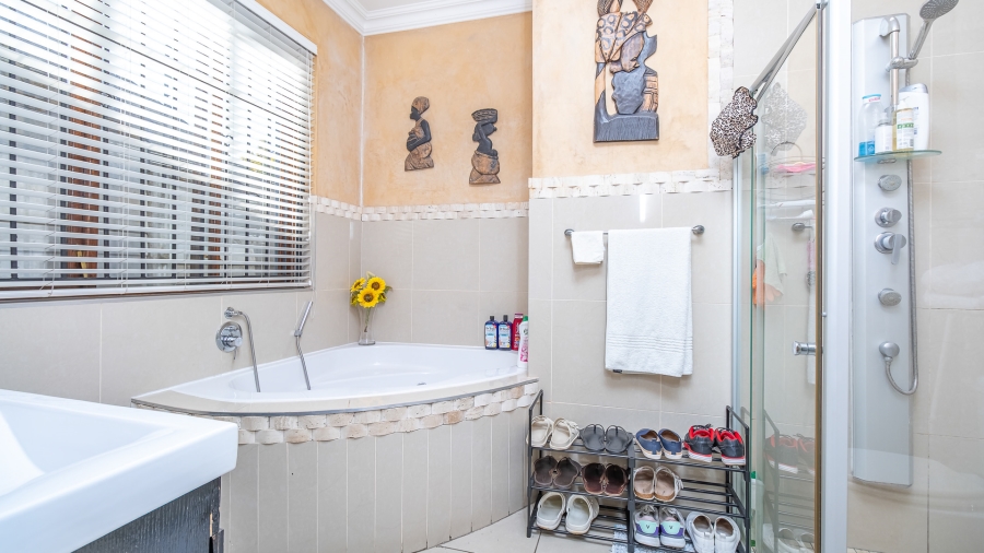 3 Bedroom Property for Sale in Fontainebleau Gauteng