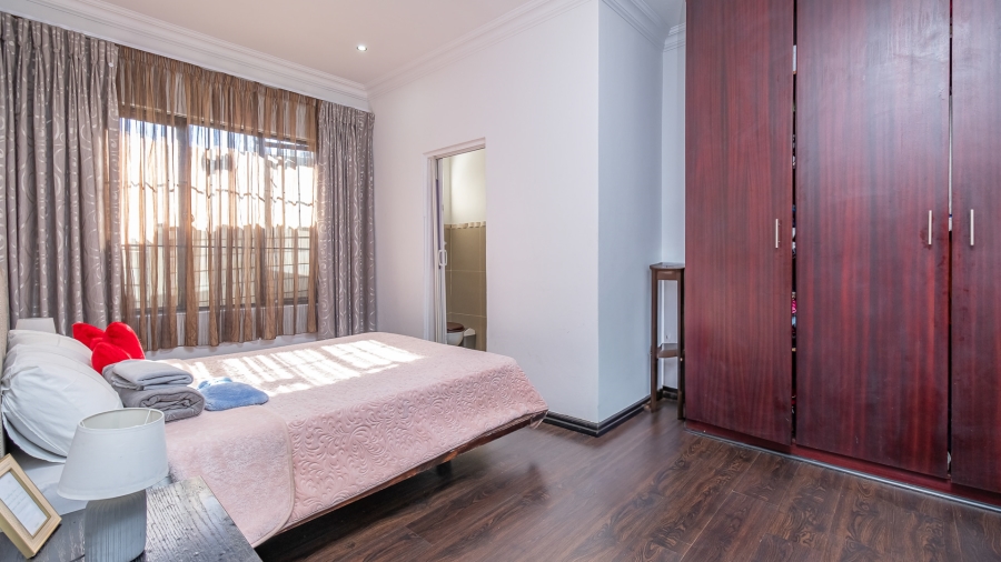 3 Bedroom Property for Sale in Fontainebleau Gauteng