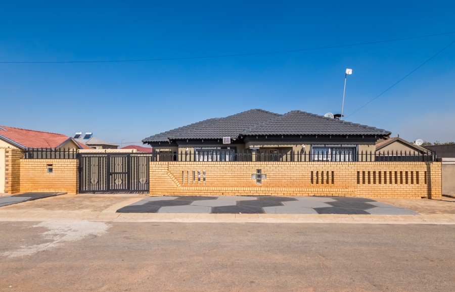 4 Bedroom Property for Sale in Kagiso Gauteng