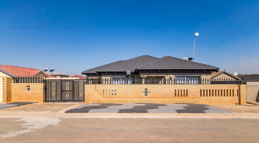 4 Bedroom Property for Sale in Kagiso Gauteng