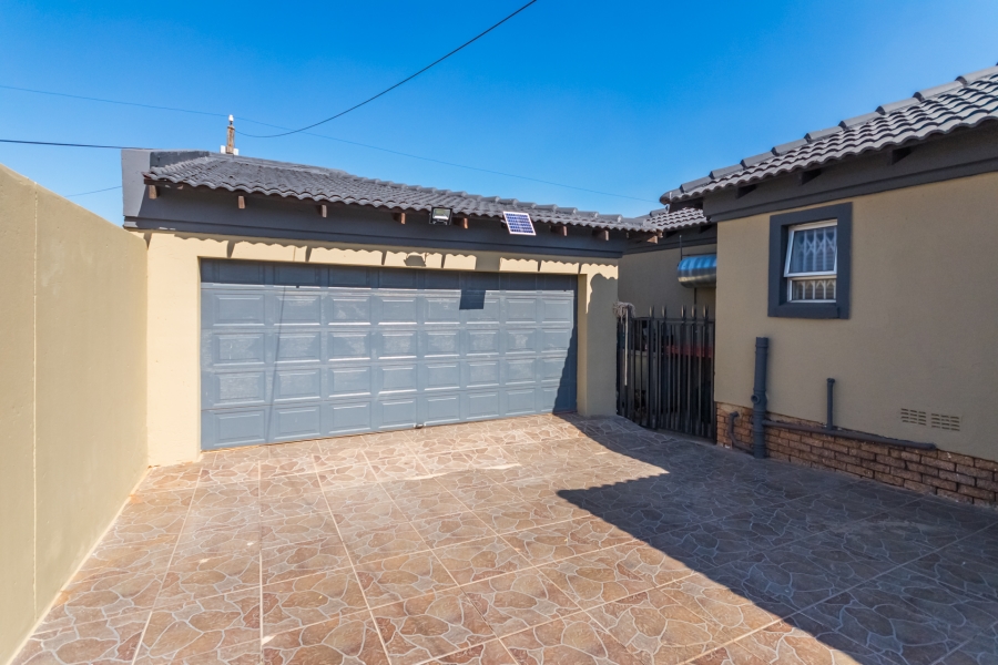 4 Bedroom Property for Sale in Kagiso Gauteng
