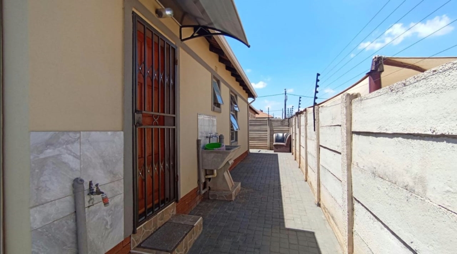 3 Bedroom Property for Sale in Rosslyn Gauteng