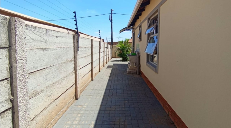 3 Bedroom Property for Sale in Rosslyn Gauteng