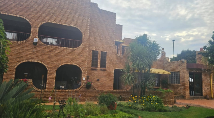 6 Bedroom Property for Sale in Carletonville Central Gauteng