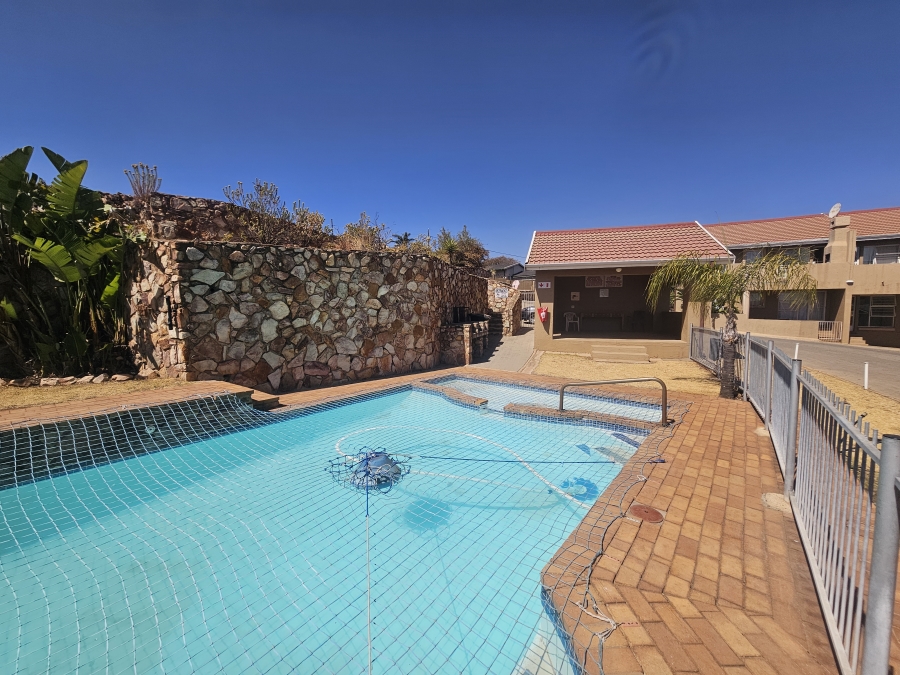 To Let 2 Bedroom Property for Rent in Kenmare Gauteng