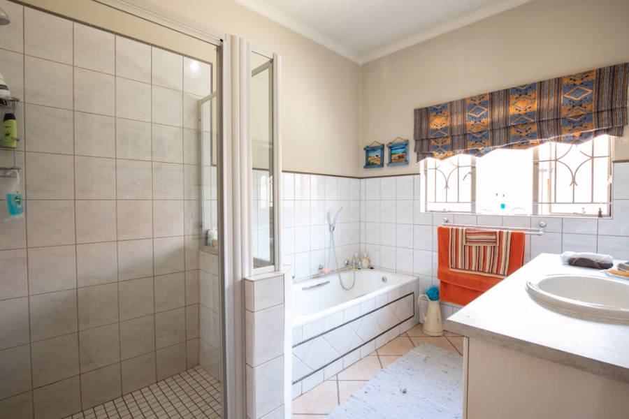 4 Bedroom Property for Sale in Zwavelpoort Gauteng