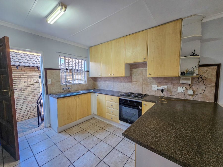 To Let 2 Bedroom Property for Rent in Die Hoewes Gauteng