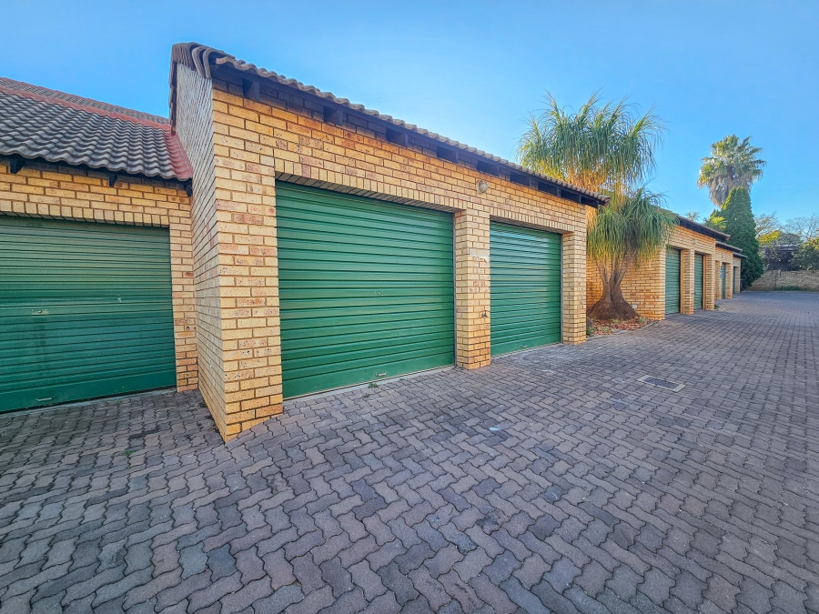 To Let 2 Bedroom Property for Rent in Die Hoewes Gauteng