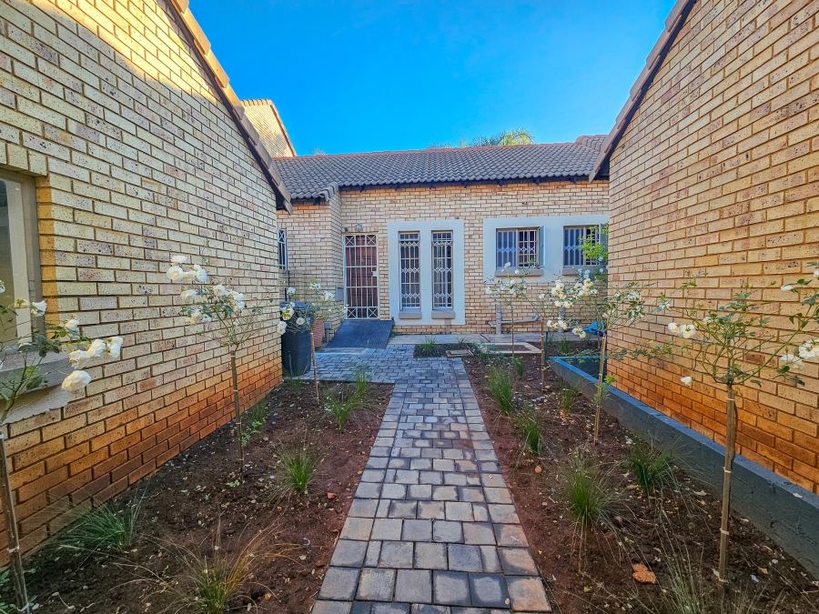 To Let 2 Bedroom Property for Rent in Die Hoewes Gauteng