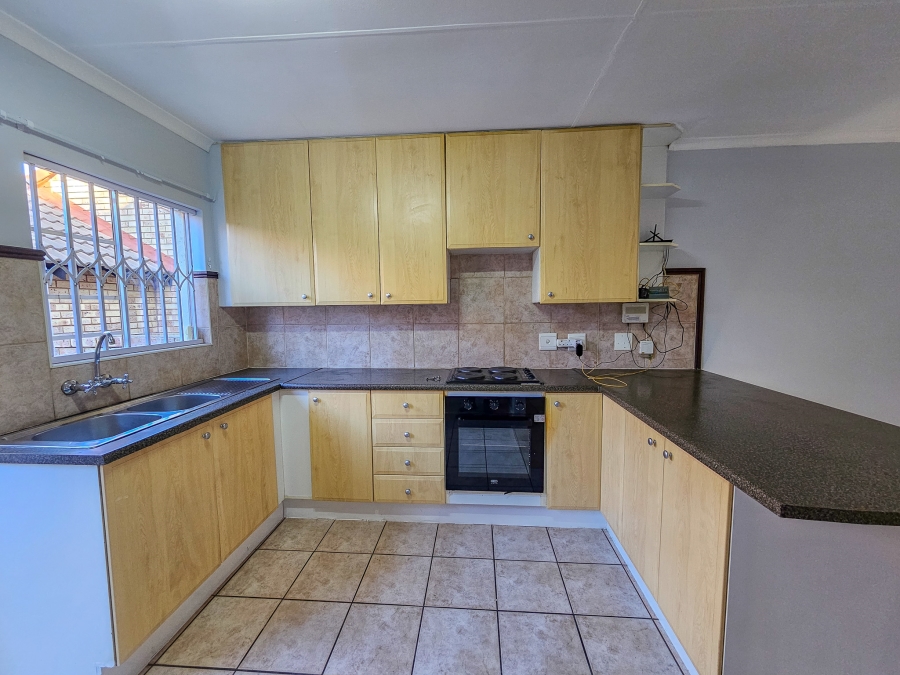 To Let 2 Bedroom Property for Rent in Die Hoewes Gauteng