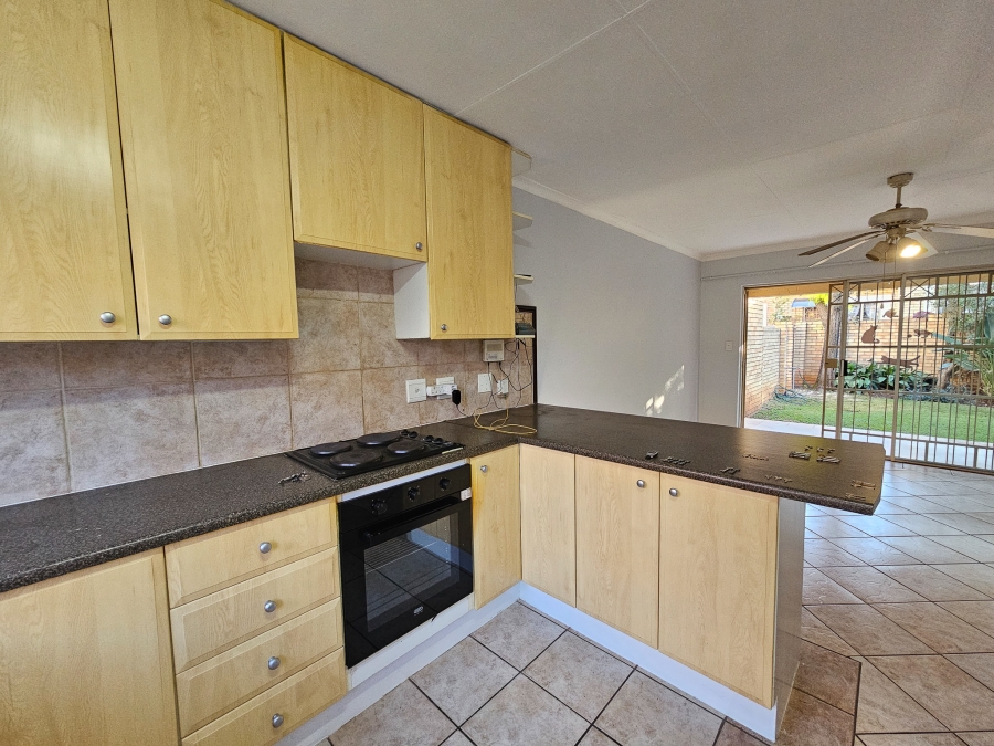 To Let 2 Bedroom Property for Rent in Die Hoewes Gauteng