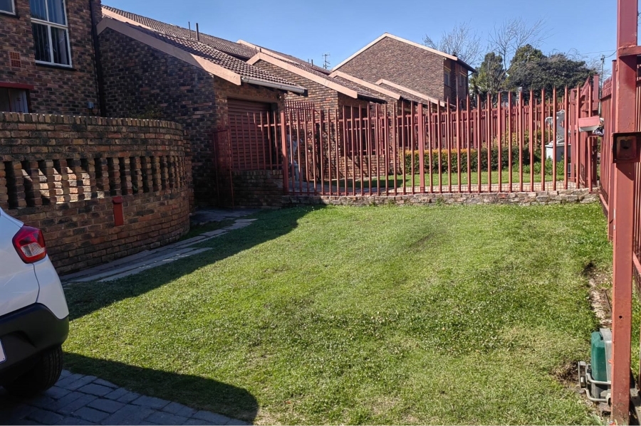 To Let 3 Bedroom Property for Rent in Florida Gauteng