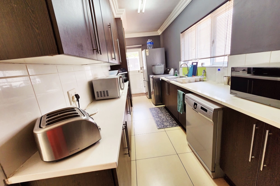 7 Bedroom Property for Sale in Raslouw Gauteng