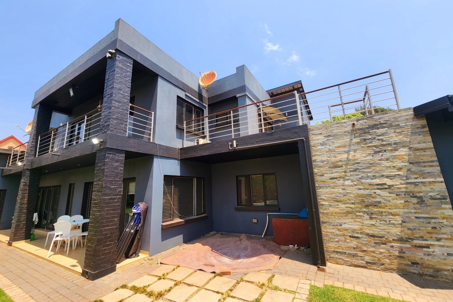 7 Bedroom Property for Sale in Raslouw Gauteng