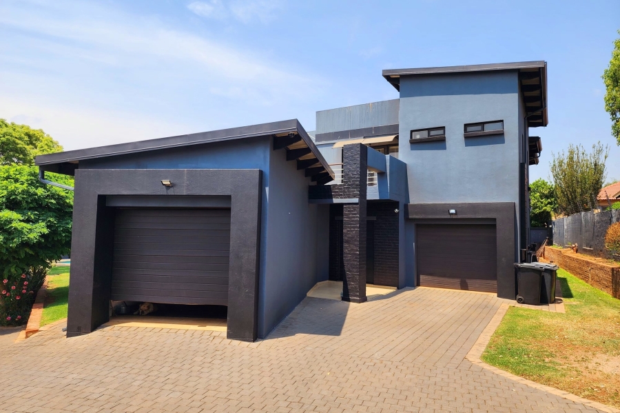 7 Bedroom Property for Sale in Raslouw Gauteng
