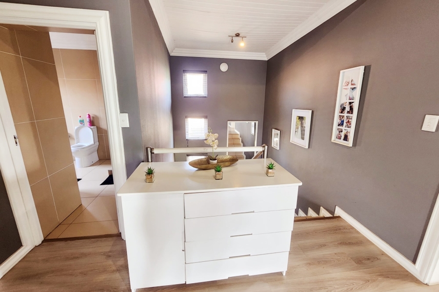 7 Bedroom Property for Sale in Raslouw Gauteng