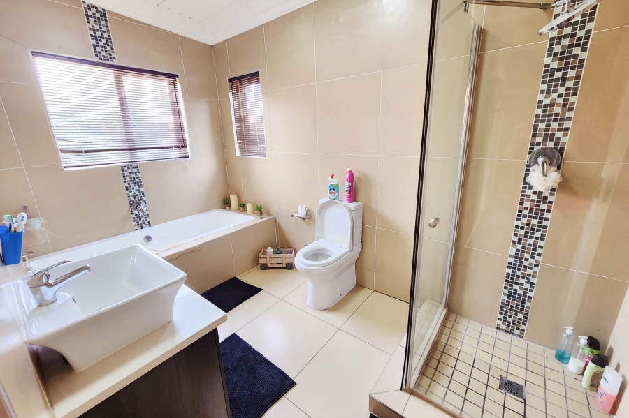 7 Bedroom Property for Sale in Raslouw Gauteng