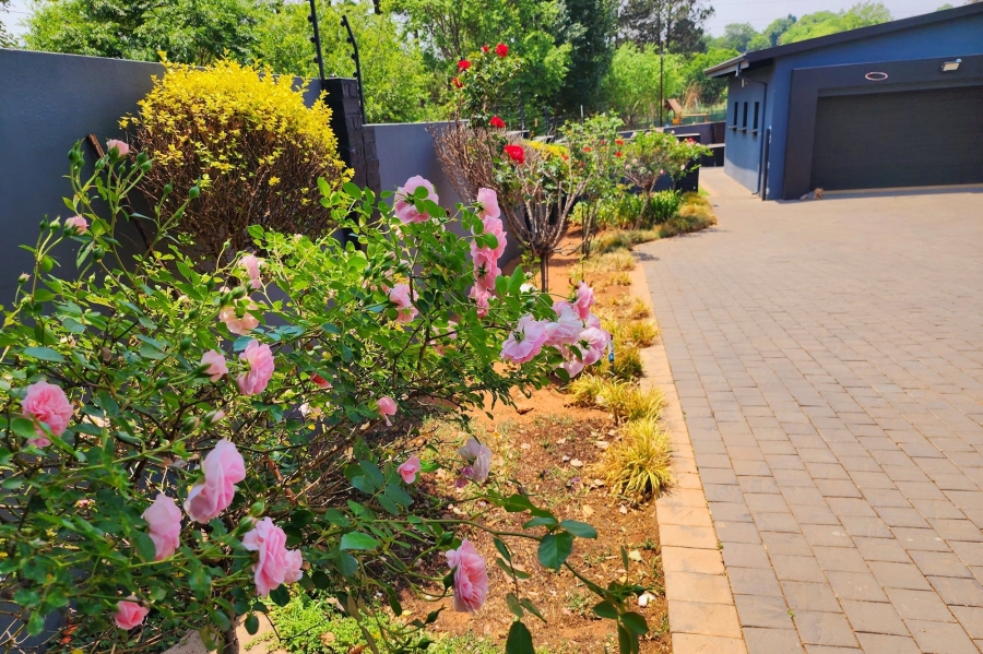 7 Bedroom Property for Sale in Raslouw Gauteng