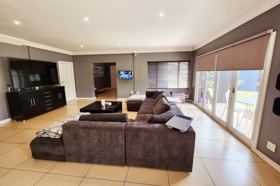 7 Bedroom Property for Sale in Raslouw Gauteng