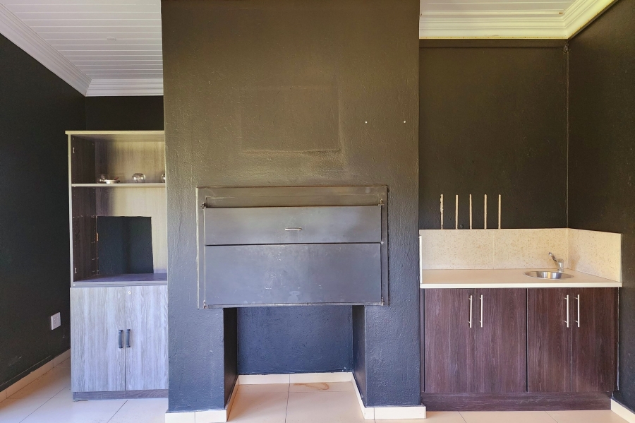 7 Bedroom Property for Sale in Raslouw Gauteng