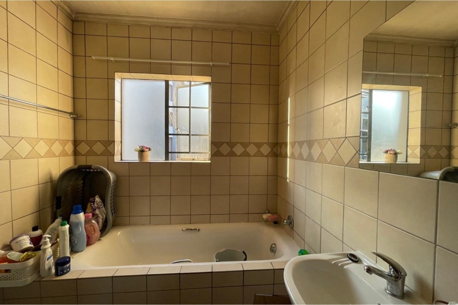 1 Bedroom Property for Sale in Noordwyk Gauteng