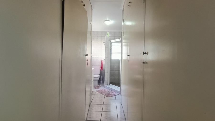 To Let 4 Bedroom Property for Rent in Brackendowns Gauteng